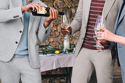 Hochwertige Herrenmode in hellen Farben für einen entspannten Sommerstil