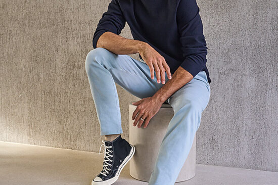 ALBERTO---Pa_fall_winter_2026_original_ALBERTO_AW26_MOTIF_08A_1582_ROB_THE_JEANS_CHINO-COLOURED_DENIM_CMYK_210X297